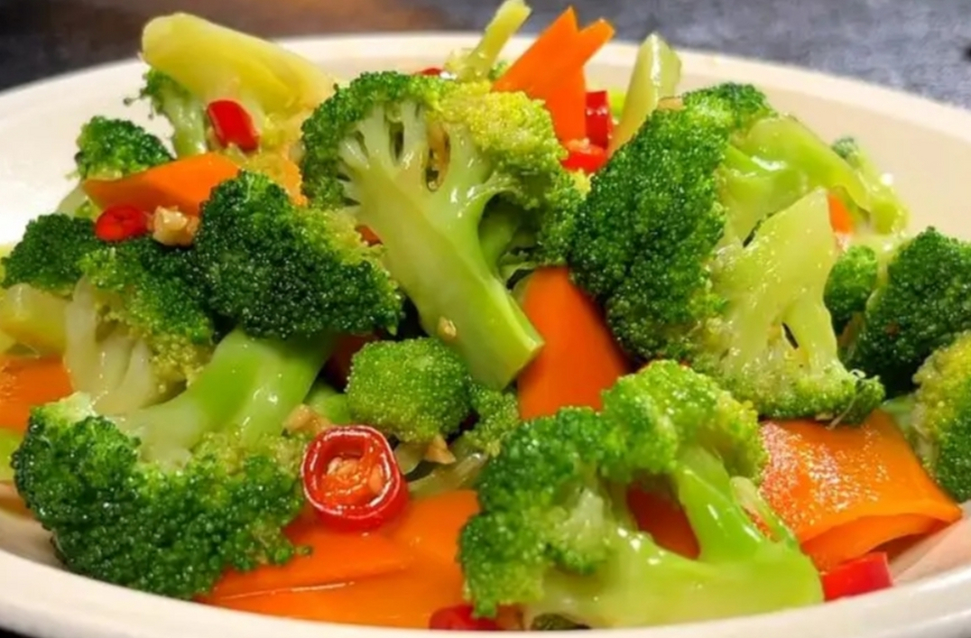 我的美食分享#  凉拌西兰花  做法:  1,西兰花掰成小块,清洗干净.