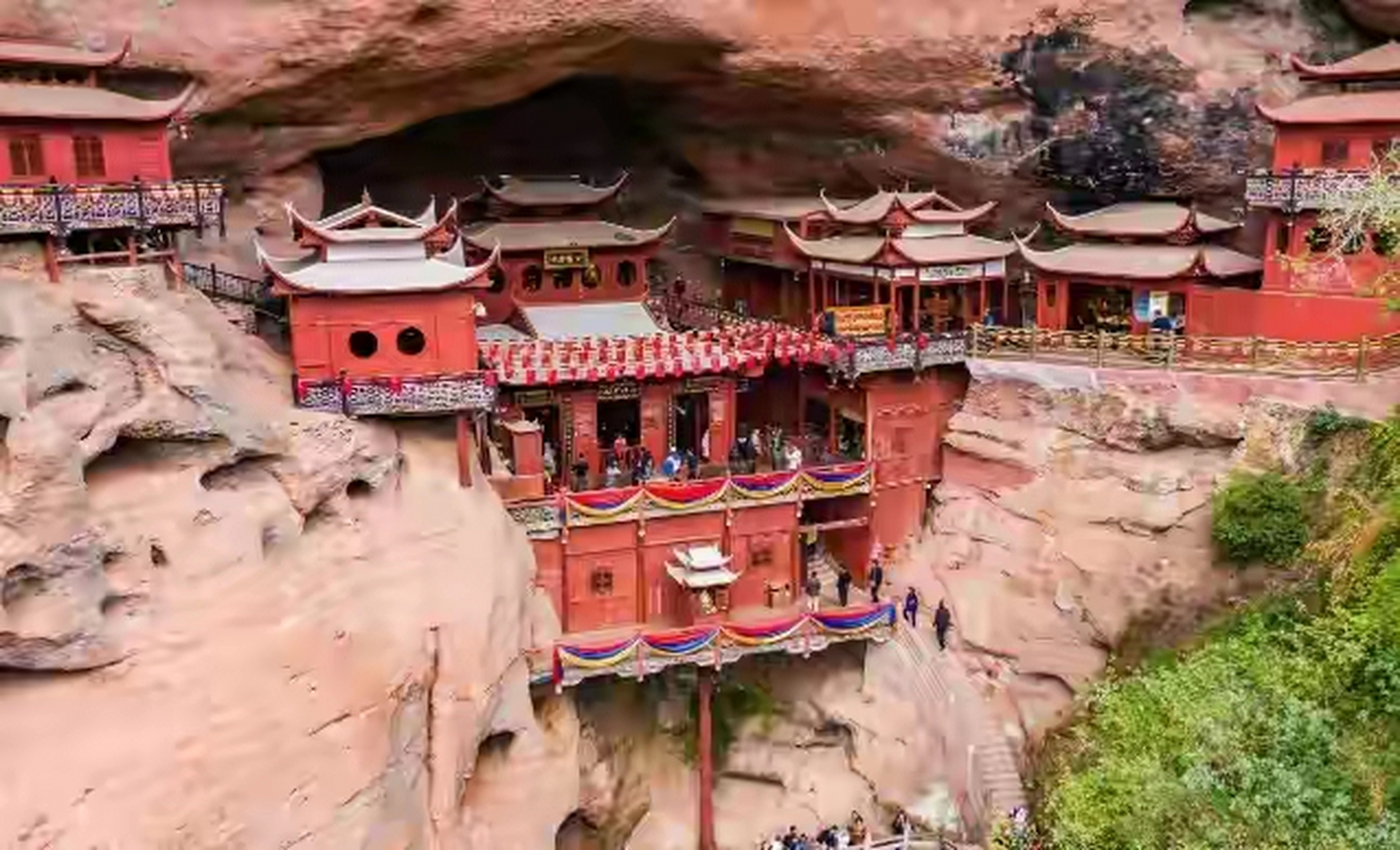 甘露岩寺位于武夷山南端泰宁县的大金湖中的一个崖洞之中,这里山清