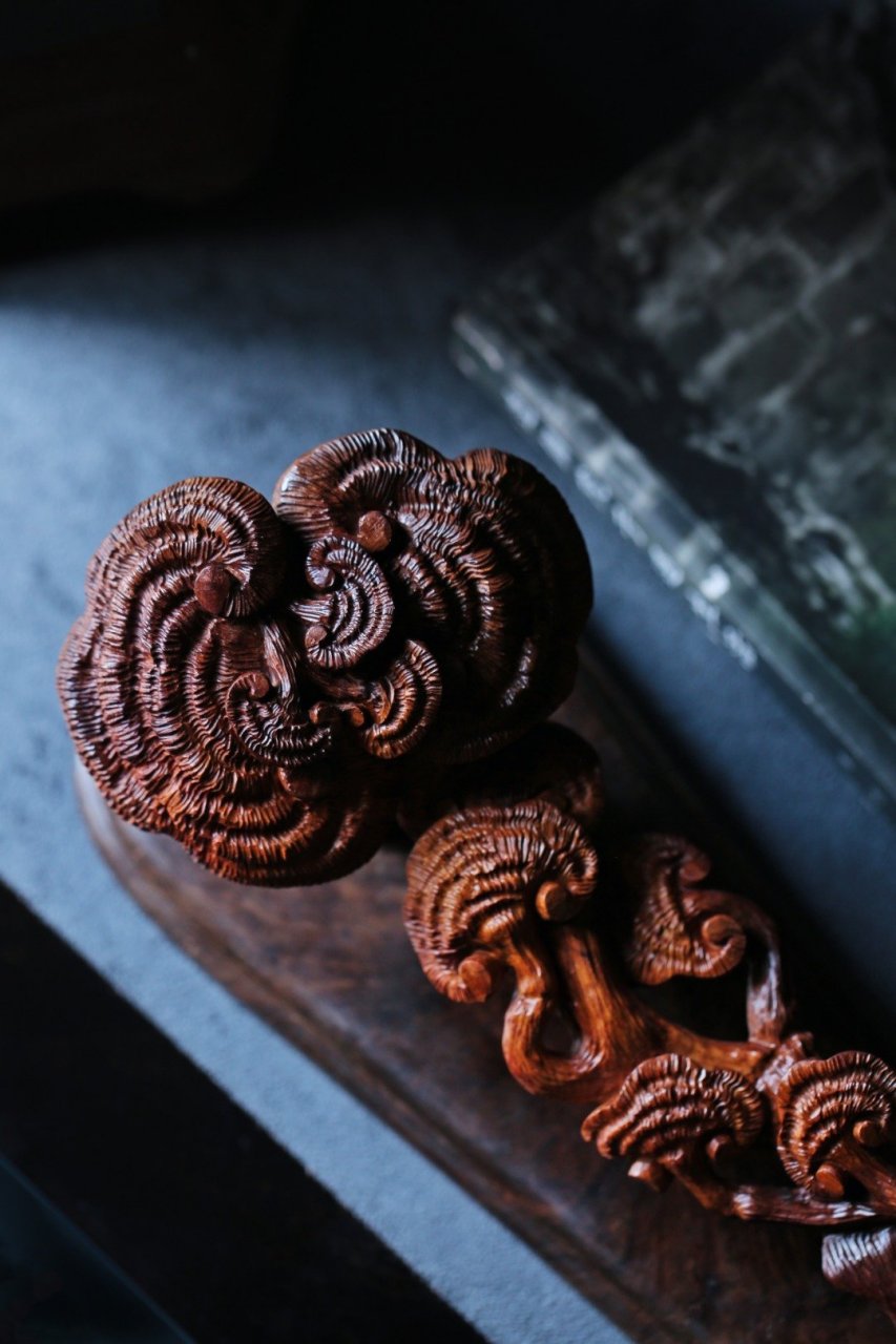 海黄【灵芝如意】摆件  首制灵芝,纹理叠错, 数朵灵芝宛曲绕柄, 寓意