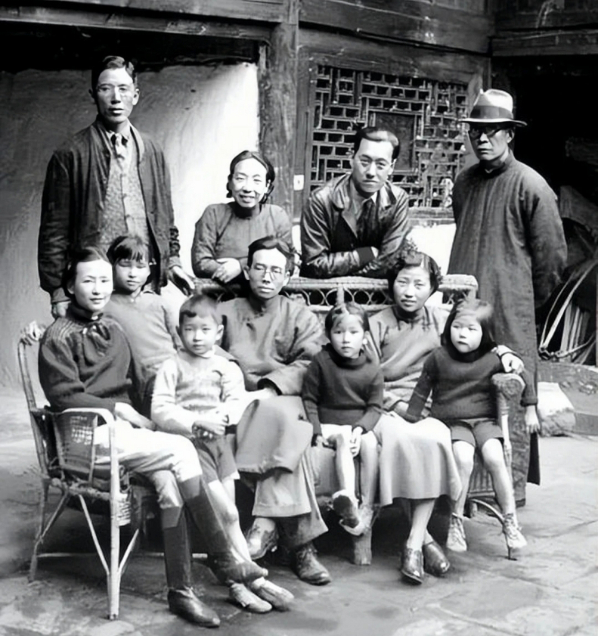 梁思成与周培源是儿女亲家,他俩也是同窗好友.