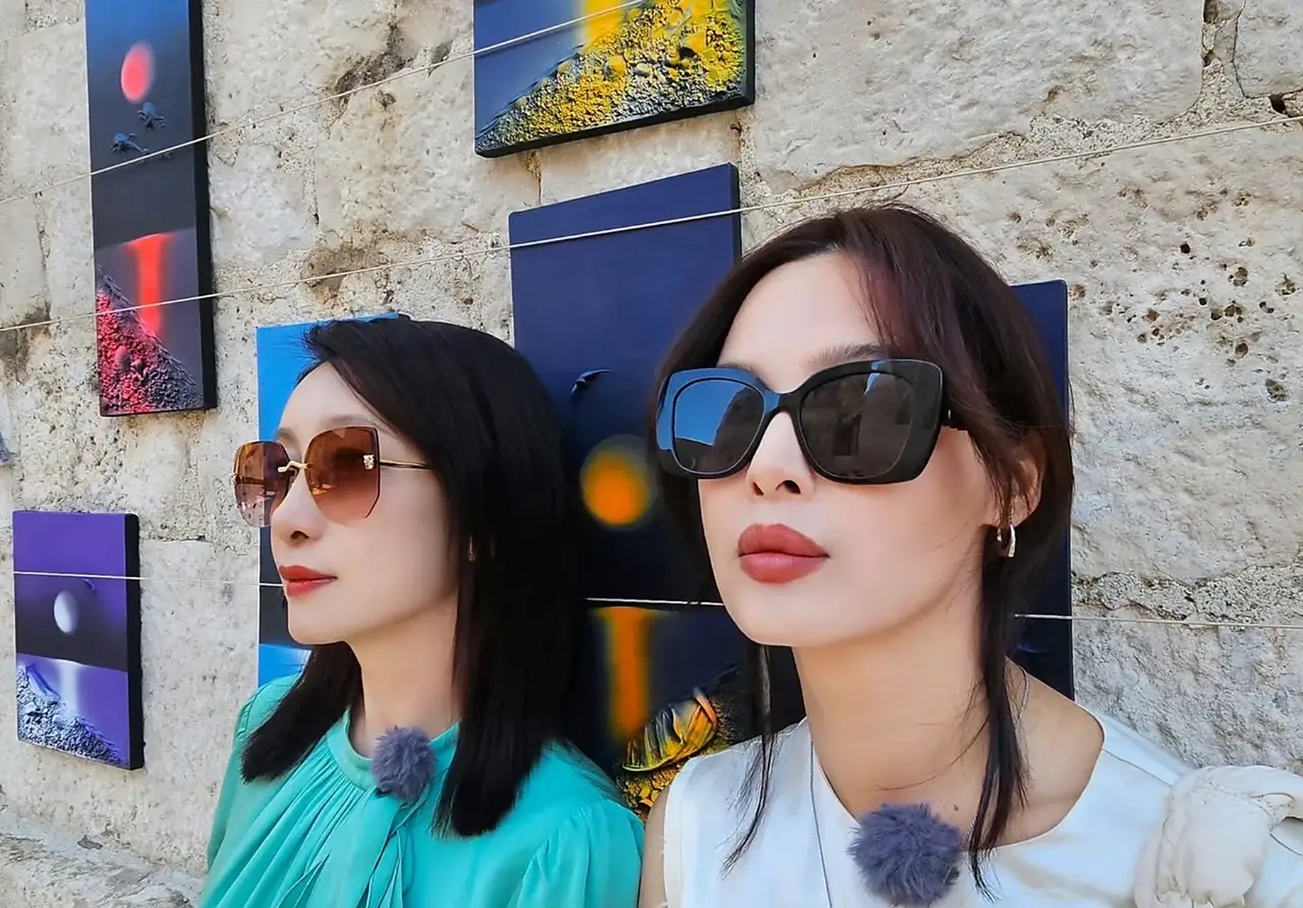 辛芷蕾在个人社交平台,晒出了和大姐秦海璐的合照,还不忘问一句:大姐