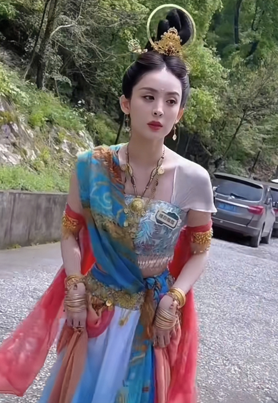敦煌扮相的娜扎给人一种时空交错的感觉.这套造型适合她了.