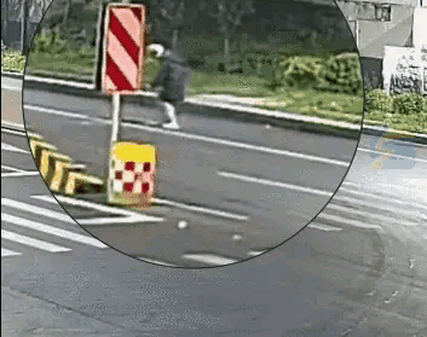 前两天,山东济南,傍晚骑车回家的女孩李希晗,看到路面上有从