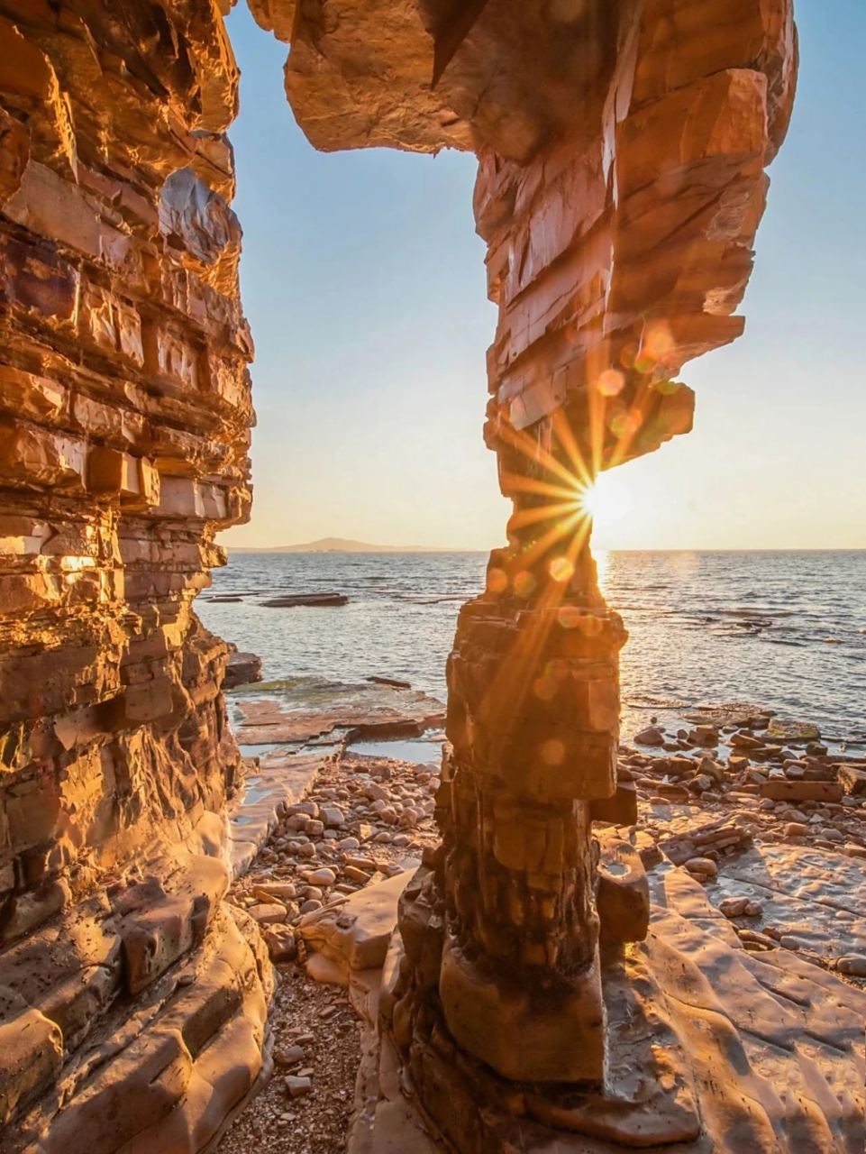 大连沿海海蚀地貌,被形象地称为"桌子腿" 海浪侵蚀岩石,将其从中间