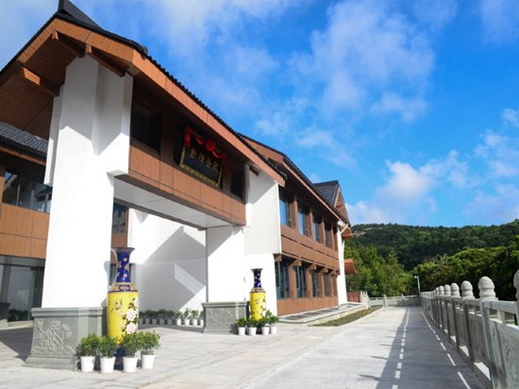 普陀山大酒店,位于海岛普陀的中心区,背靠西山风景区,毗邻古刹普济寺.