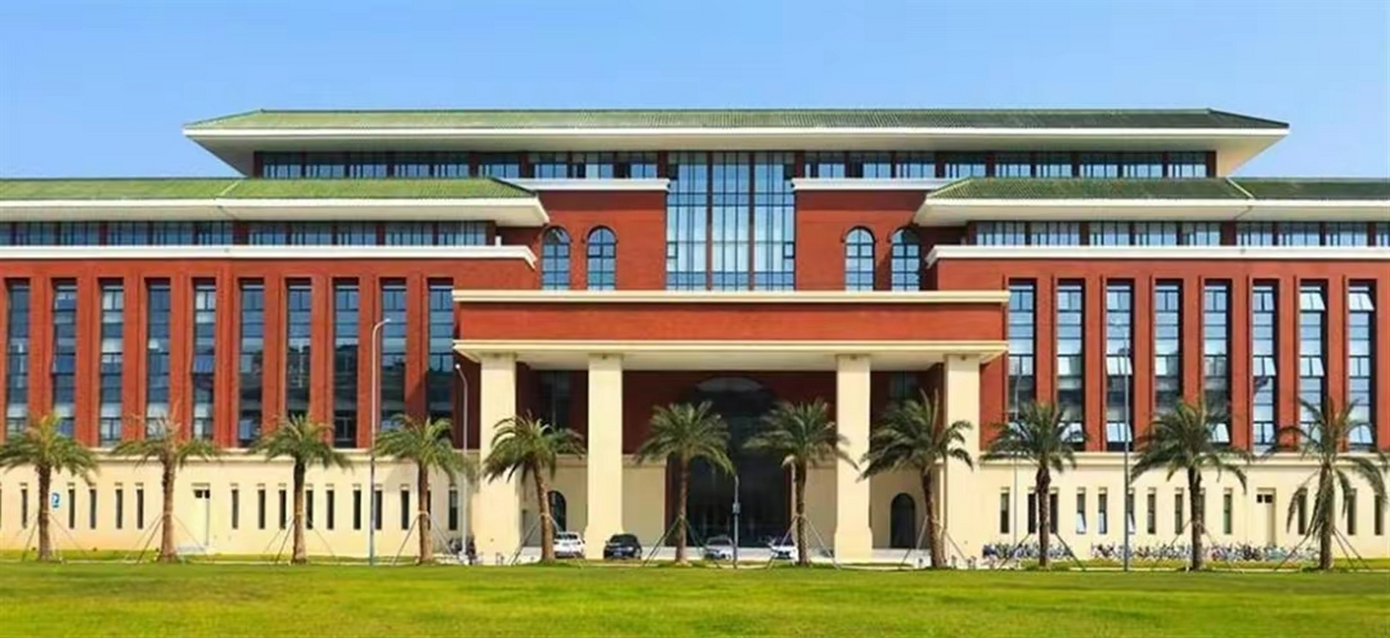 根据网上爆料,中山大学珠海校区贫困生拥有苹果四件套:"苹果手机