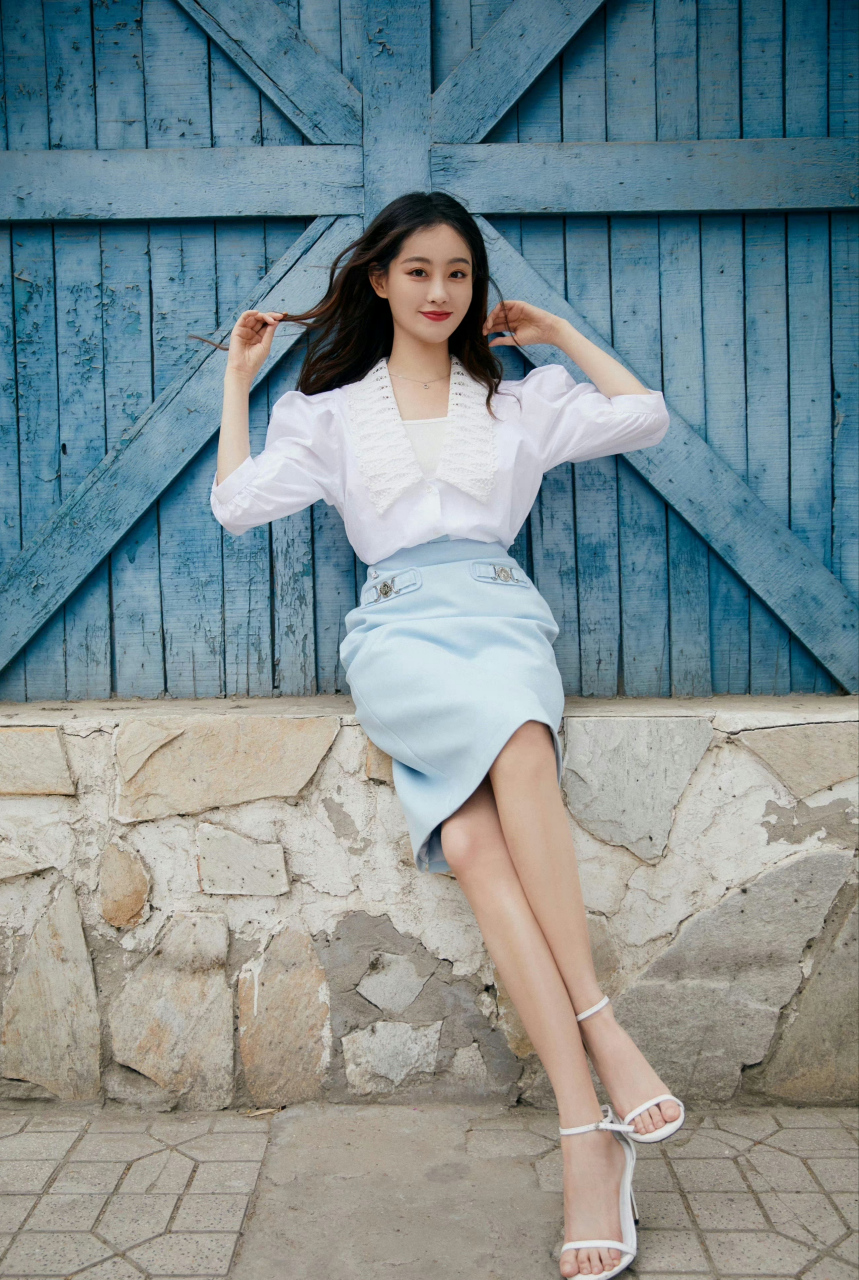 演员祝绪丹凉鞋美脚照,2019年,祝绪丹主演的古装武侠剧《倚天屠龙记》