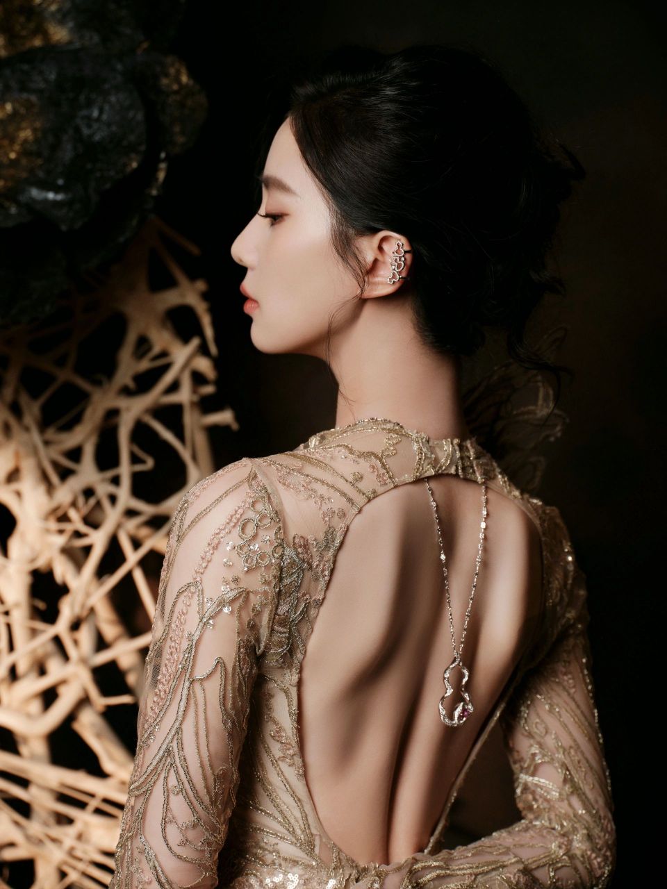 刘诗诗参加某活动,穿一袭鎏金露背礼服裙优雅又性感,吸睛又时髦的造型