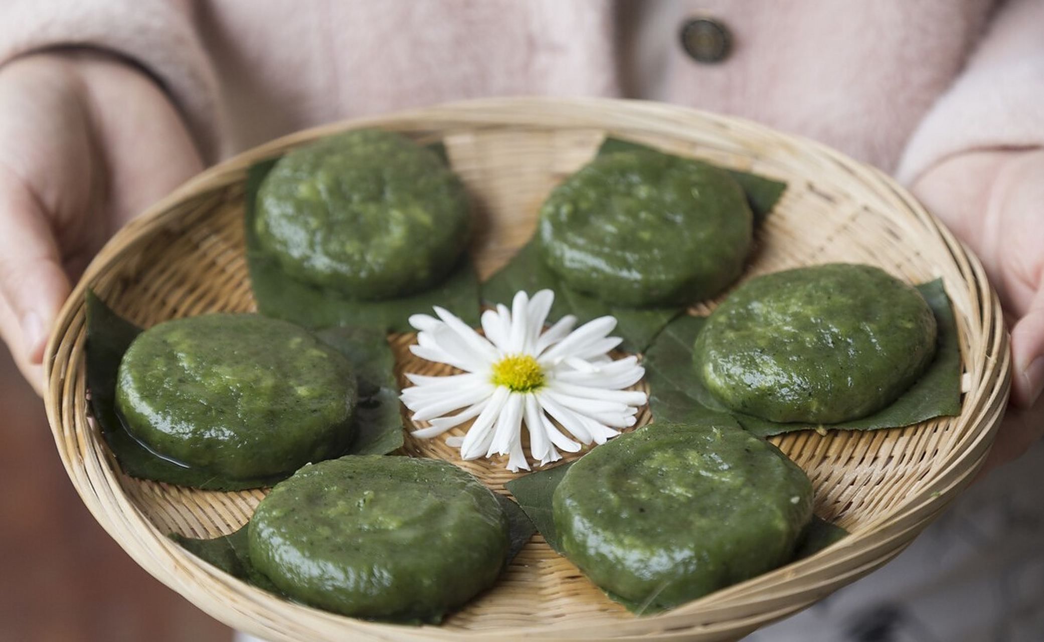 艾蒿季节吃艾粑[大哈] 艾粄(艾粑)  艾粄其实和青团有点像,也叫艾粑.