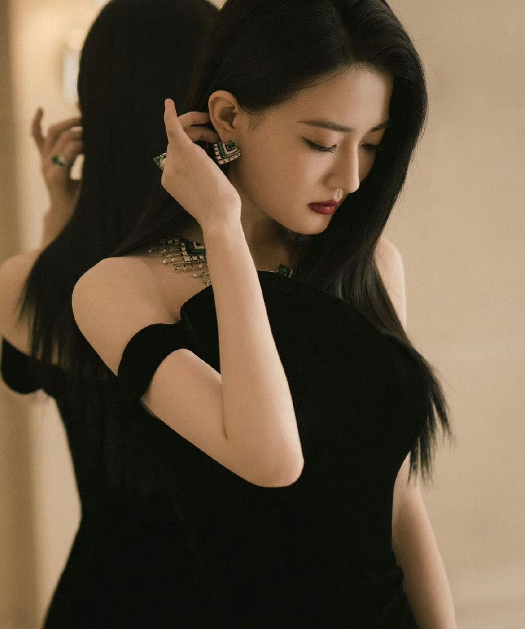 明星# #徐璐#  徐璐一袭黑色抹胸开叉裙,冷艳性感.