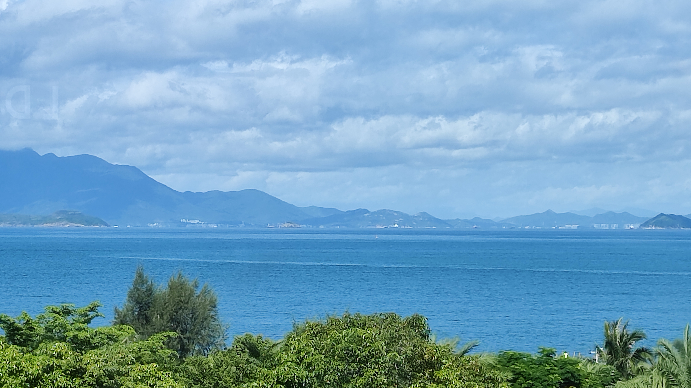 多出去走走看看,蓝天与白云,青山与绿水,大海与沙滩,构成一幅美丽的