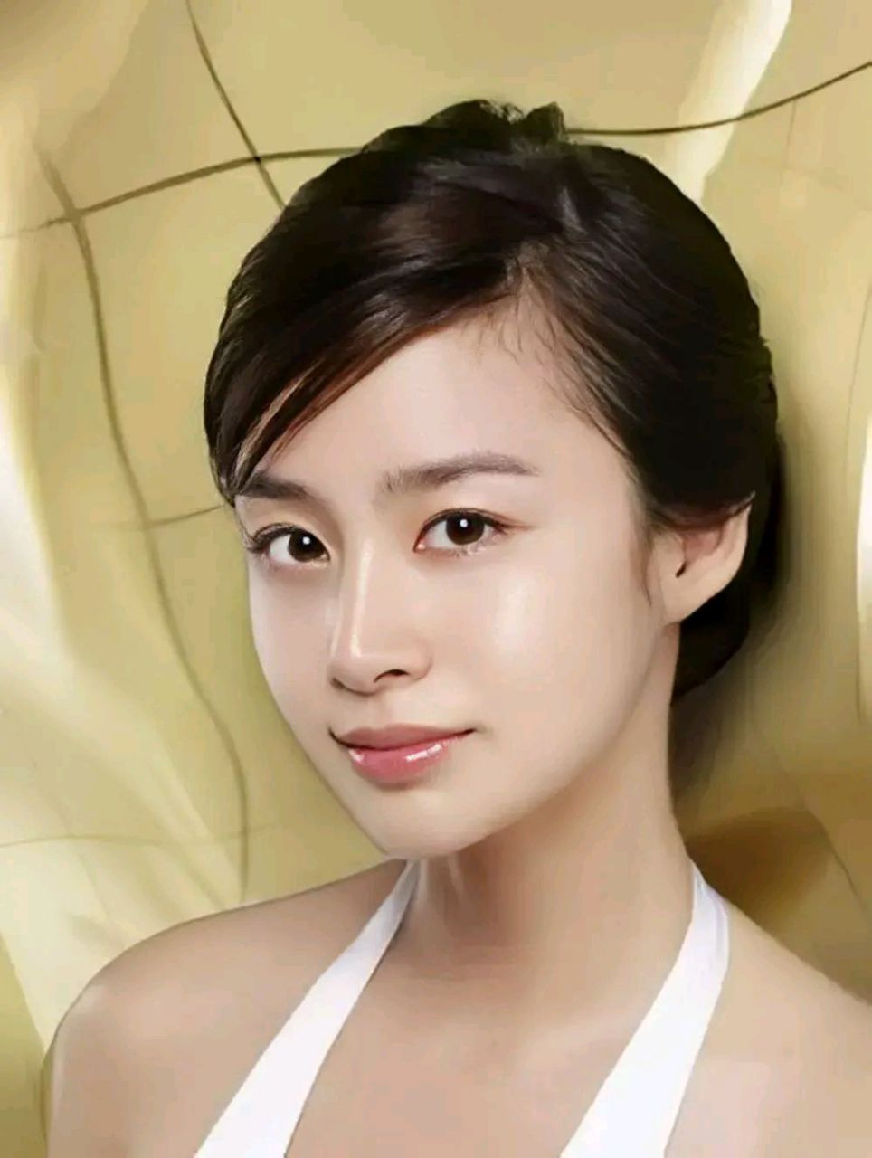 毕业于首尔大学服装设计系,韩国女演员  2000年,金泰希作为广告模特