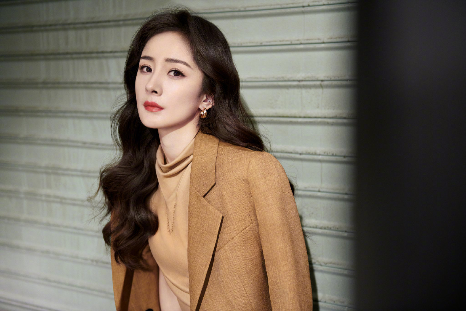 杨幂:别人不重要,按照自己的态度去活,才是完美女孩!