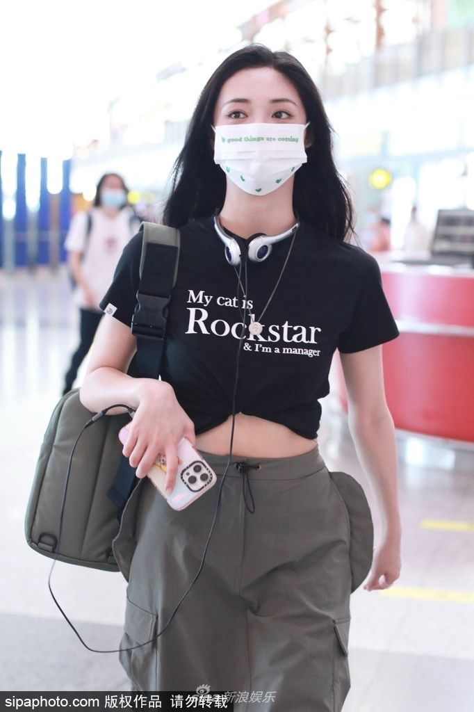 组图：周洁琼穿黑色T恤搭配军绿色长裙亮相小秀蛮腰时髦亮眼