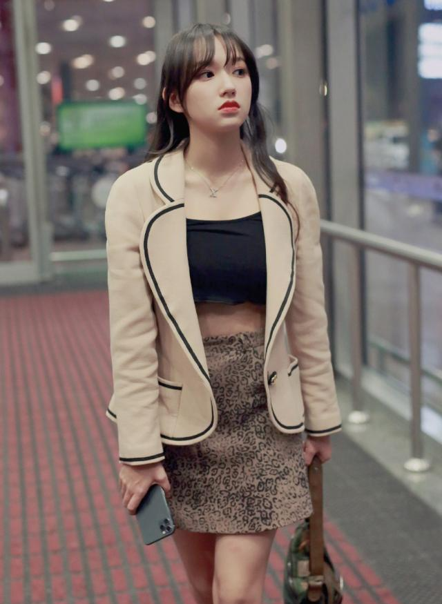 程潇衬衫裙配帆布鞋,造型个性又显高,瞬间美成洋娃娃