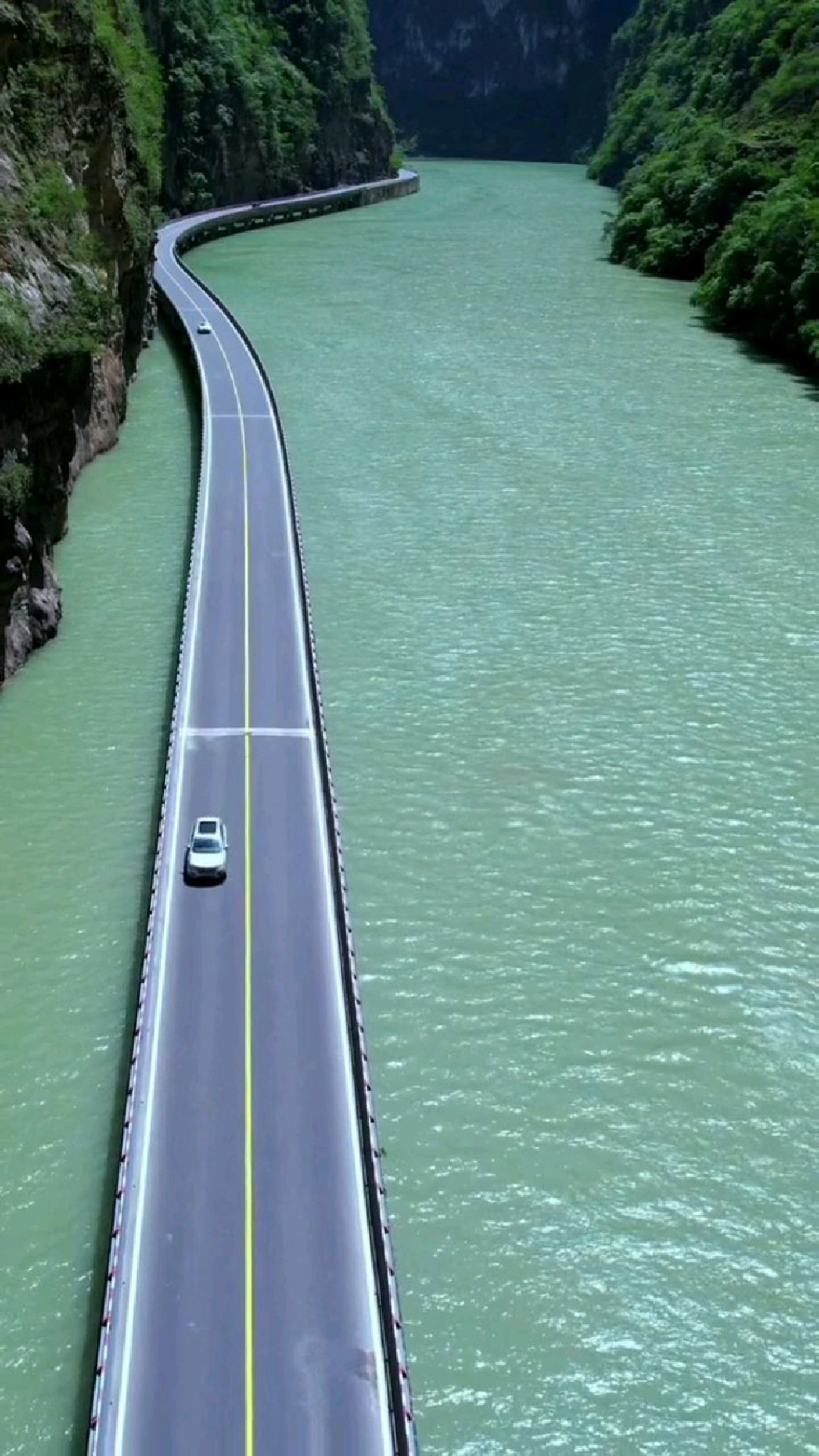 金口河大峡谷,带上最爱的人听喜欢的歌,开车行驶在最美水上公路,这