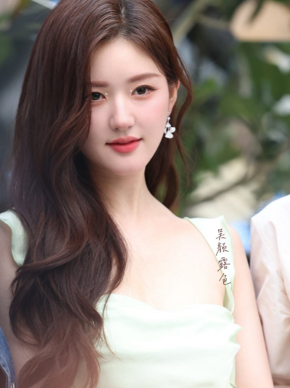 赵露思一身绿色吊带露背裙装不要太好看啊!