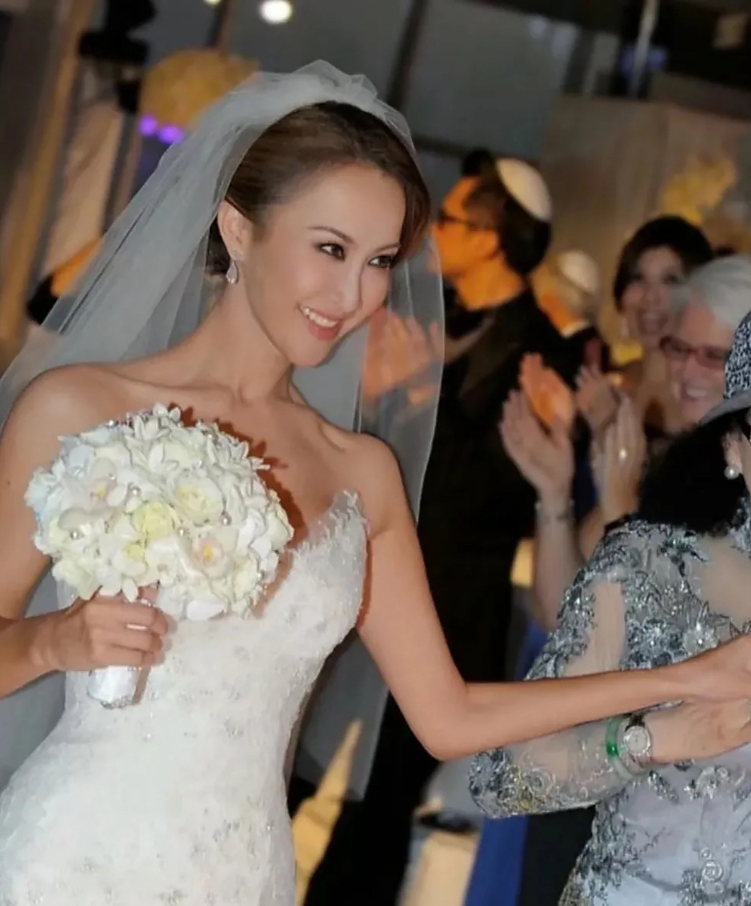 5亿的世纪婚礼 哎 愿大家所遇皆良人  2011年,李玟在香港举行豪华婚礼