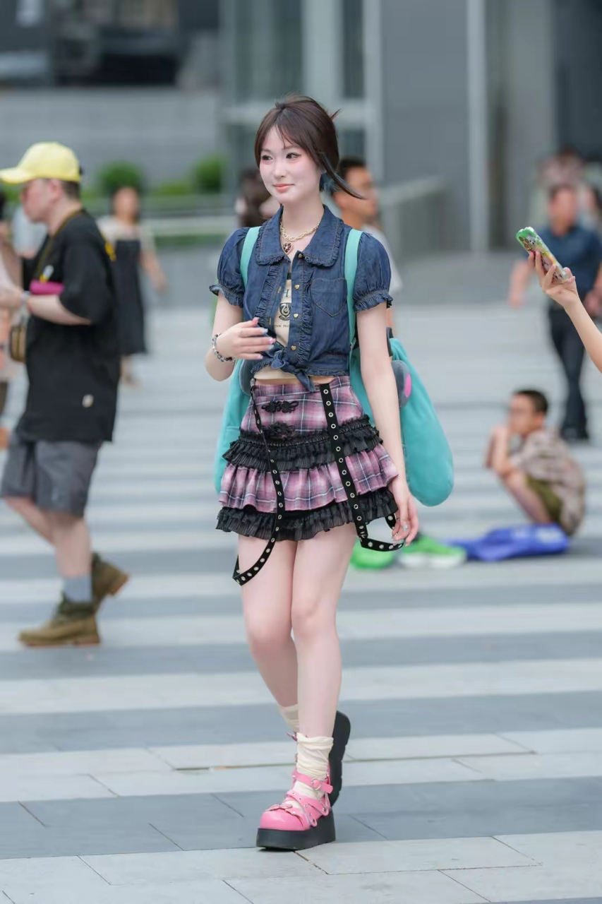 长沙街拍|小姐姐的兔耳朵包包太可爱了,鞋子也很漂亮  #美女# #ai共创