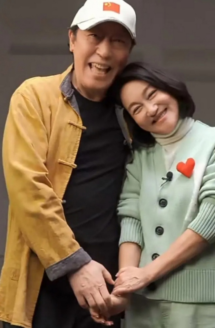 《我爱你》宣传照,看人品,看演技,看倪大红的手,恰到好处.