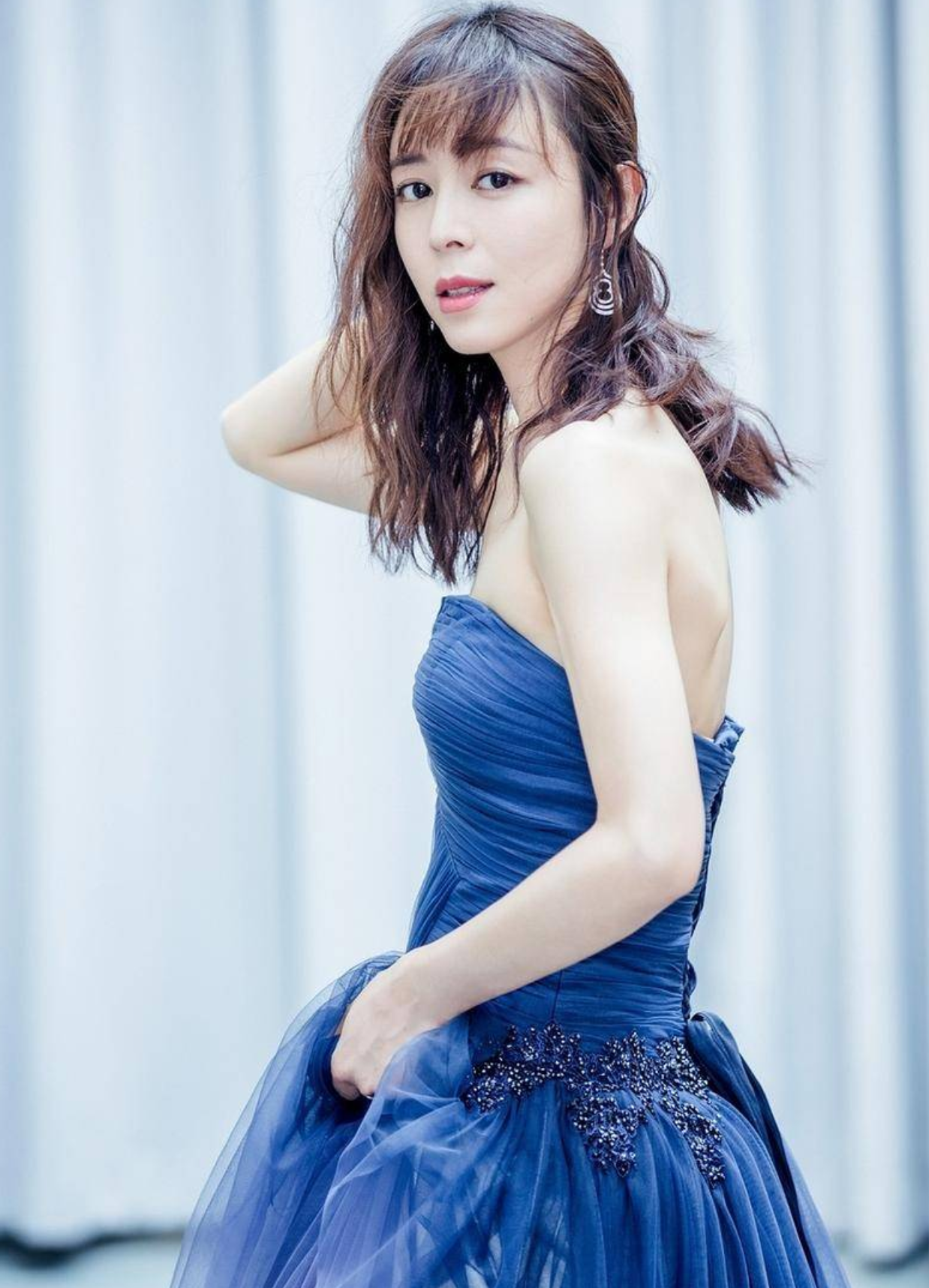 饱满性感很有味儿!43岁张静初写真赏