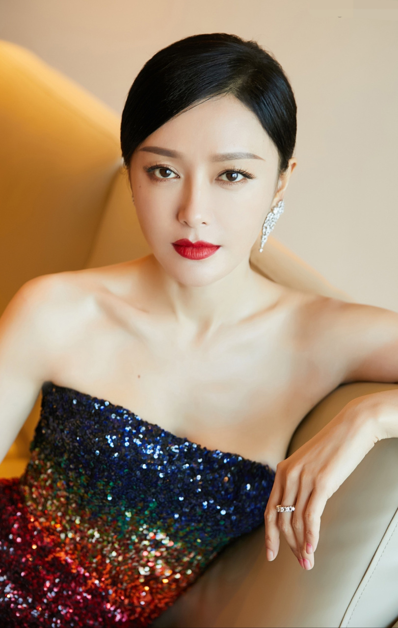 秦岚穿抹胸修身长裙,有料更低调,一袭抹胸的渐变色礼服,看似保守,实际