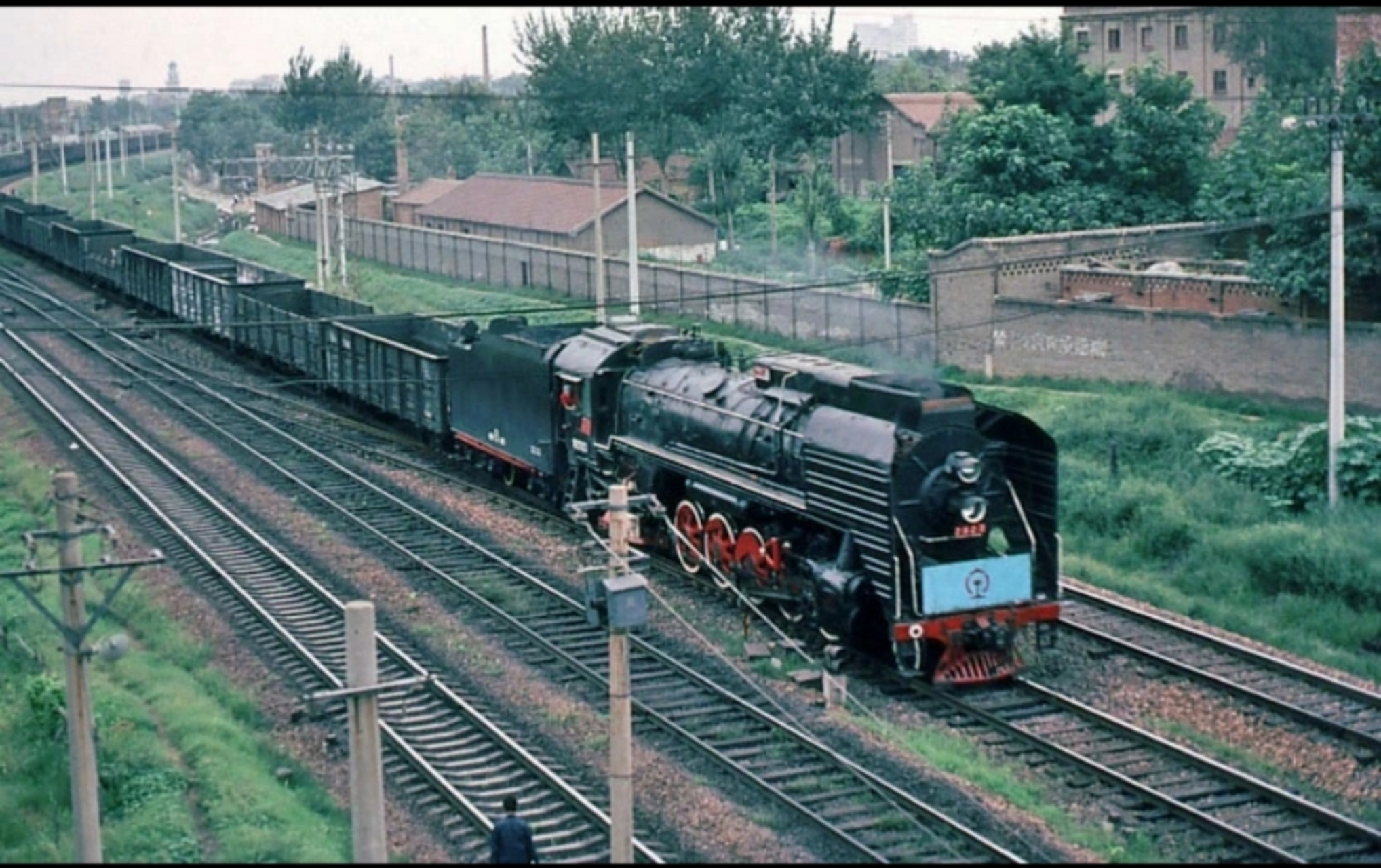 二十世纪八十年代的郑州,一列运煤的火车,郑州交通极其发达,被成为"