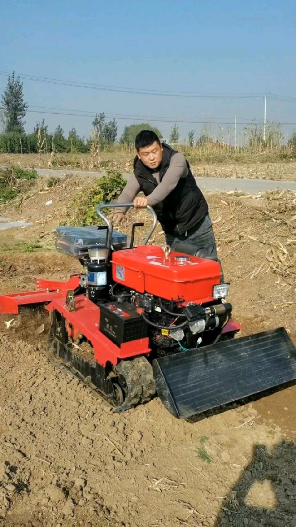 履带微耕机小型旋耕机一天耕地20亩-度小视