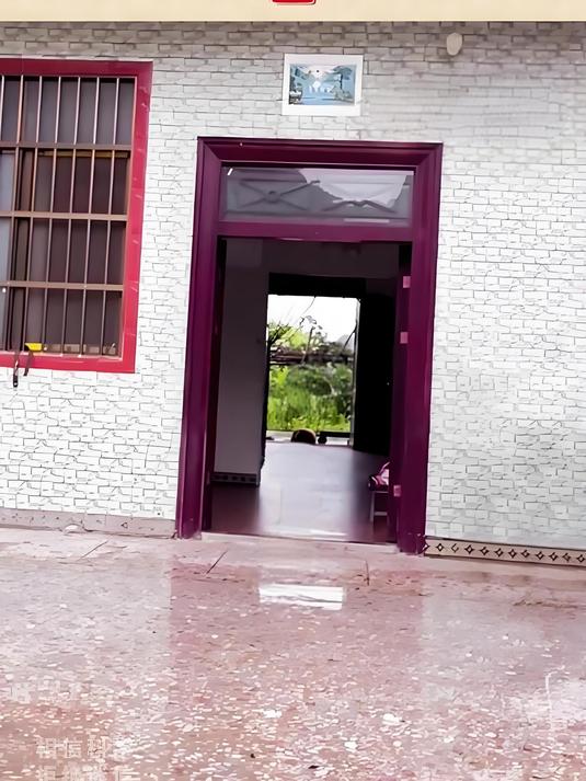 乡村农村自建房前入户门大门对着后门有什么影响?