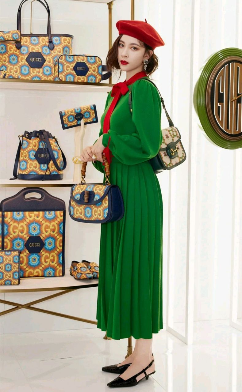 被宋妍霏惊艳到了,墨绿色连衣裙造型宛如"圣诞树",减龄还很复古,回头