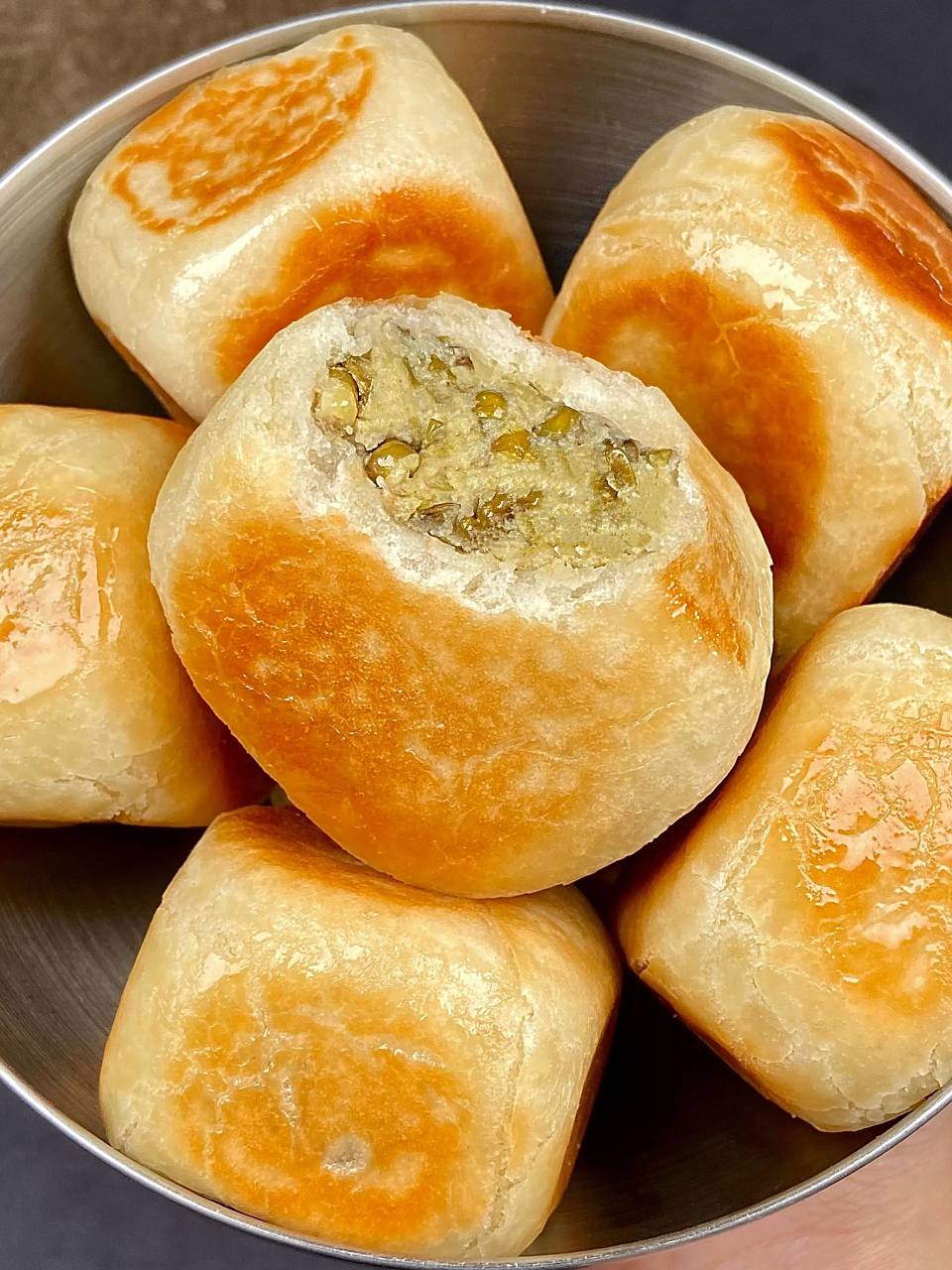 今天整个绿豆仙豆糕来吃吃吧～ 外皮酥脆,一口下去满满的绿豆味,真的