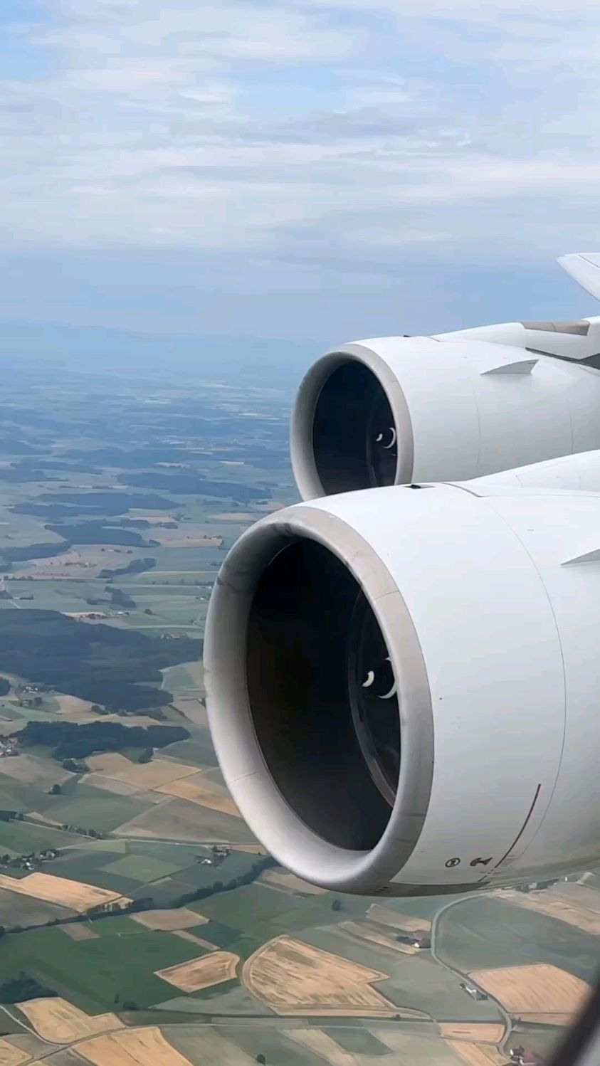 在飞机上拍摄a380的发动机