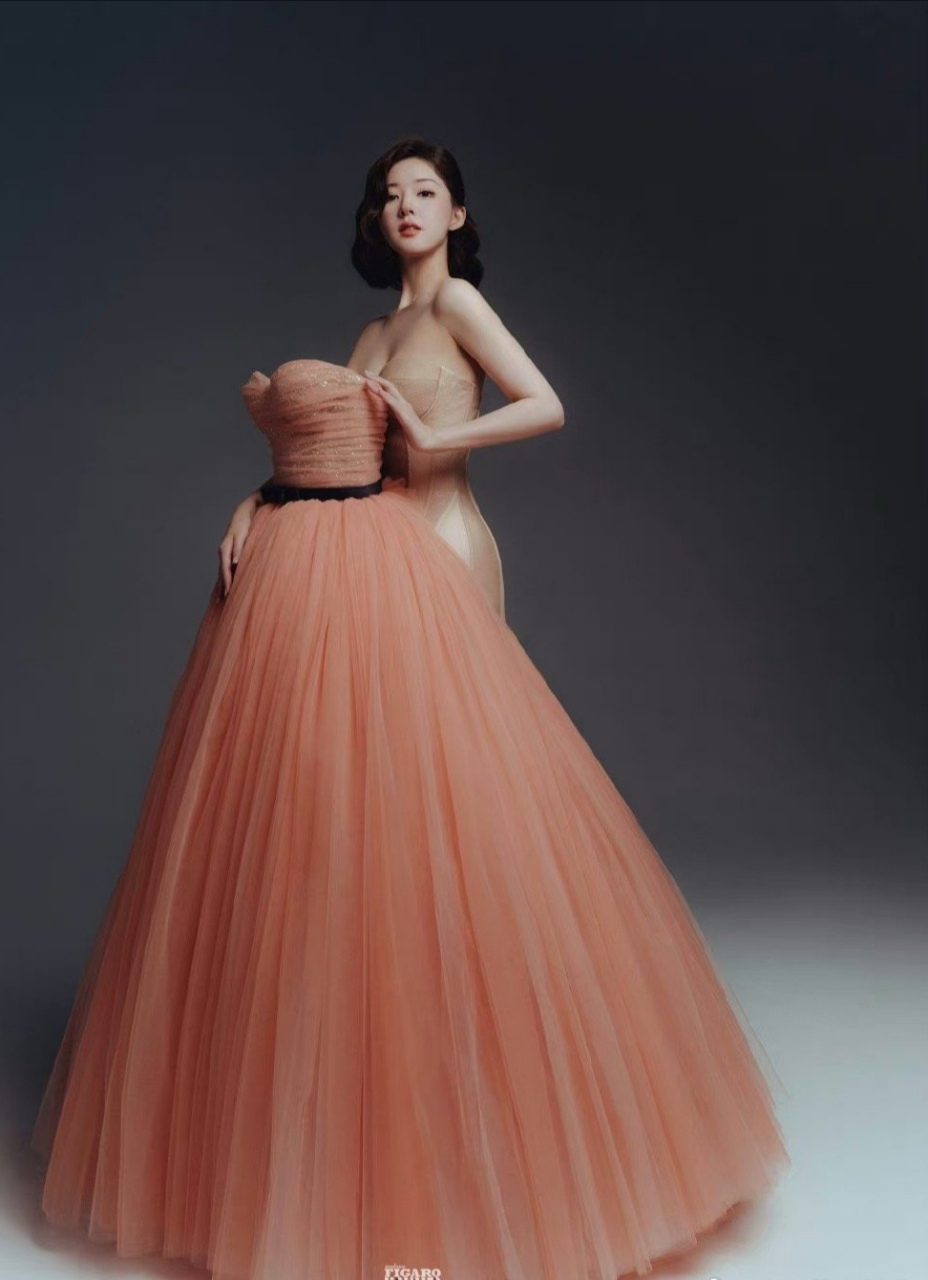 赵露思最新杂志物料,造型好别致