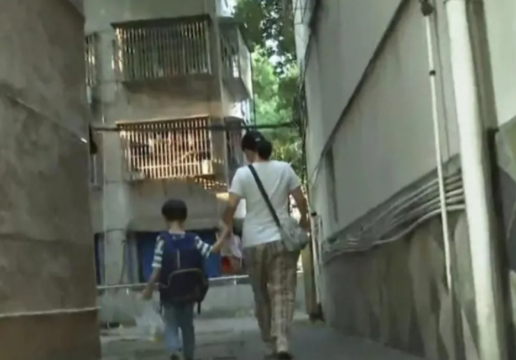 纪实女子每天假装送孩子上学7年来孩子却没上过1天学原因太荒唐