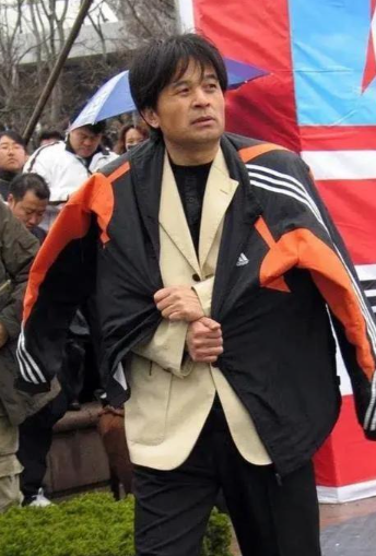 64岁毕福剑现状凄惨,陋居农村,吃力修三轮,活该付出惨痛代价