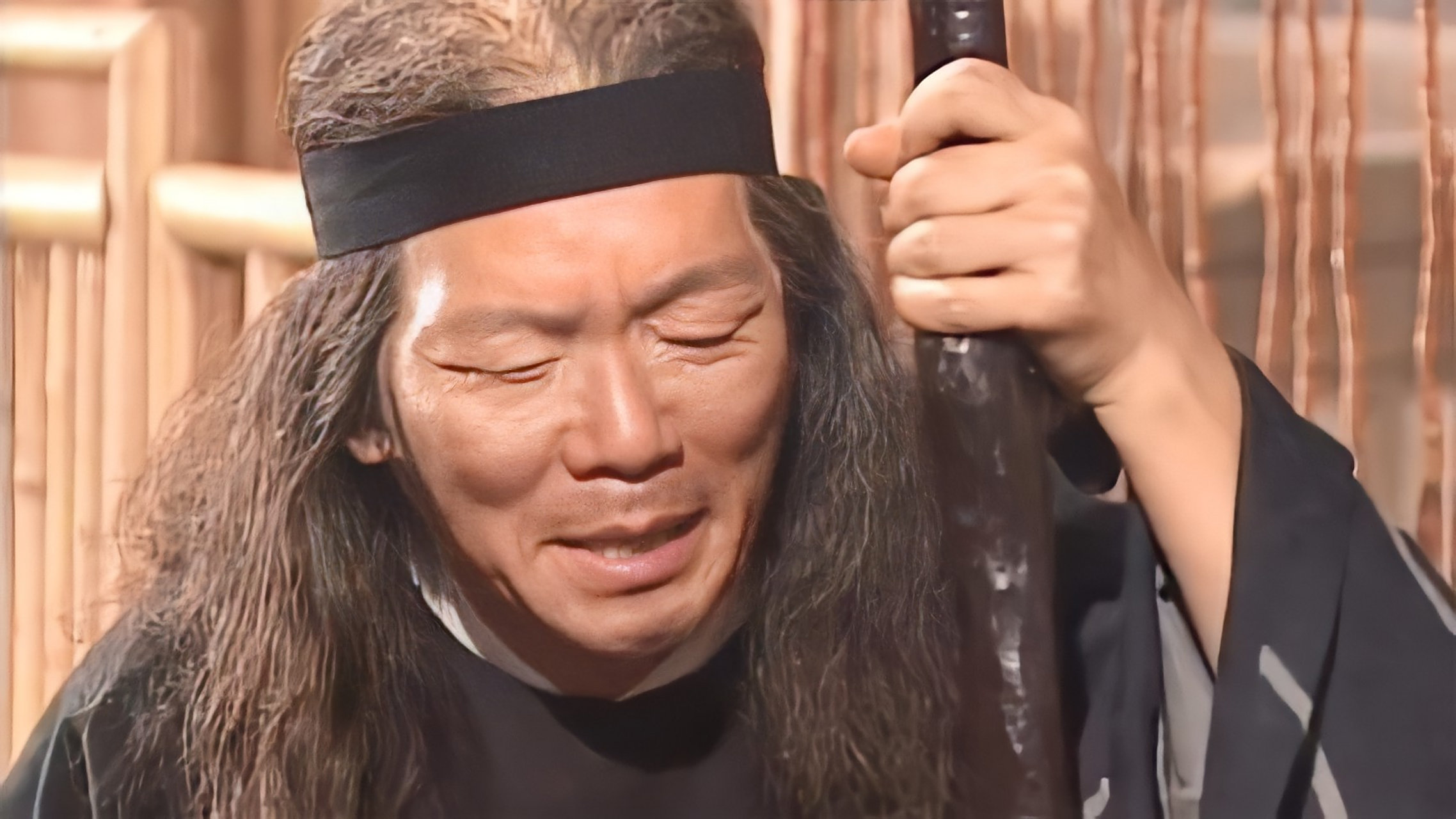 柯镇恶江湖人称"飞天蝙蝠",他哥哥的称号更厉害.