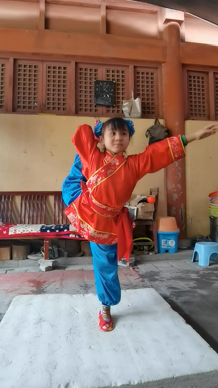 小姑娘软功节目演的非常好看