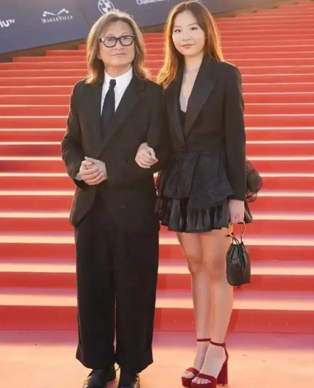 吴君如女儿陈是知正式出道!长相甜美身材姣好,父母重金培养