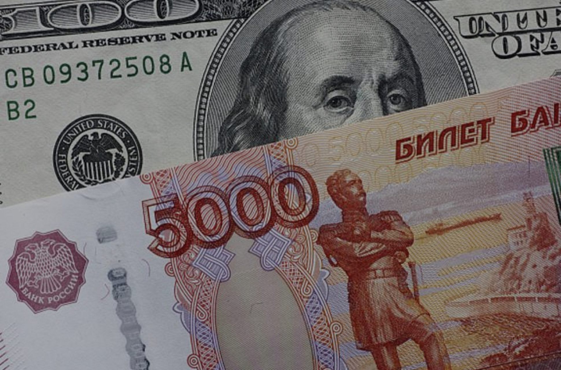 俄罗斯卢布继续贬值,4月7日美元汇率在莫斯科证券交易所升至 82 卢布,