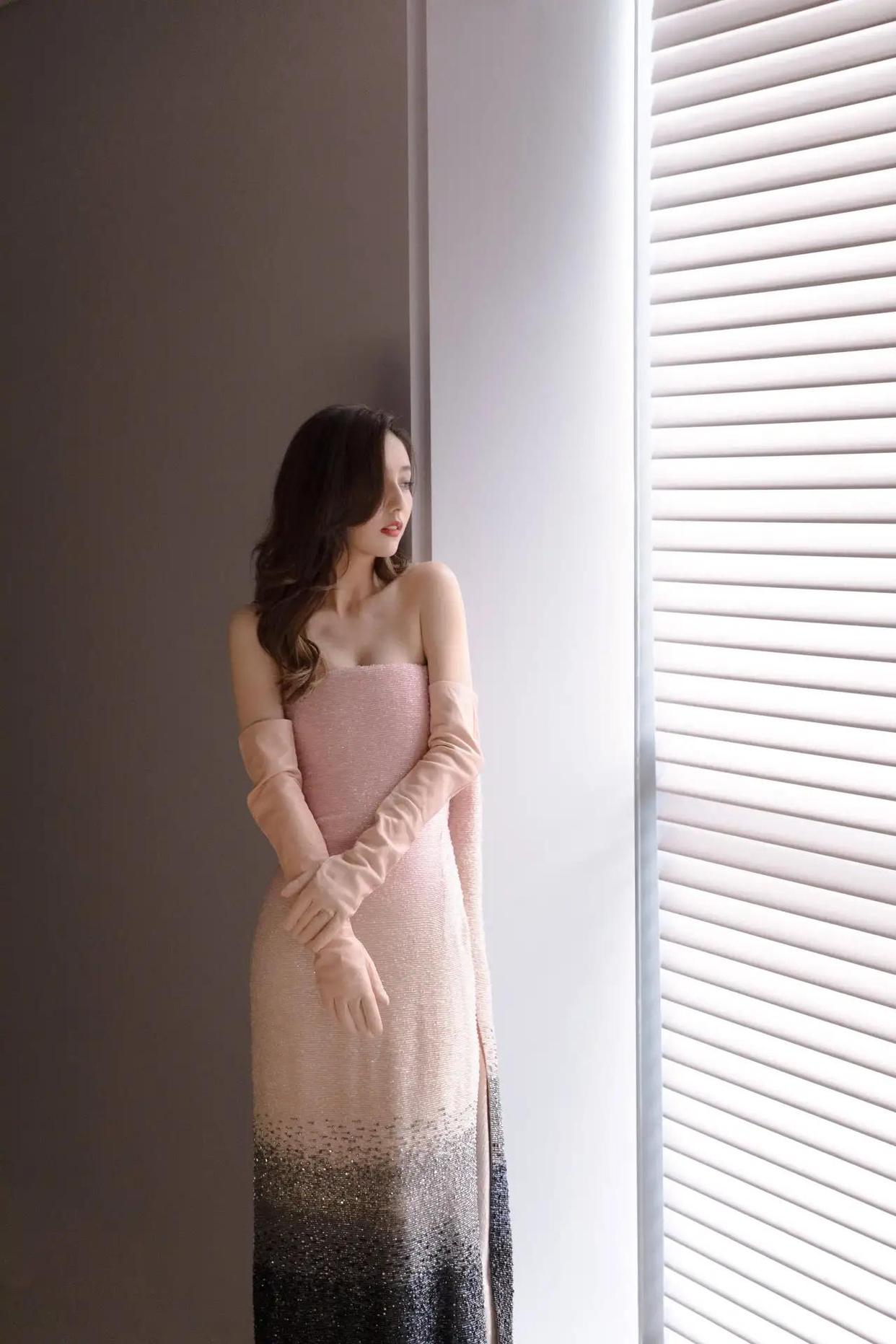 佟丽娅身穿一袭抹胸礼裙尽显妩媚动人