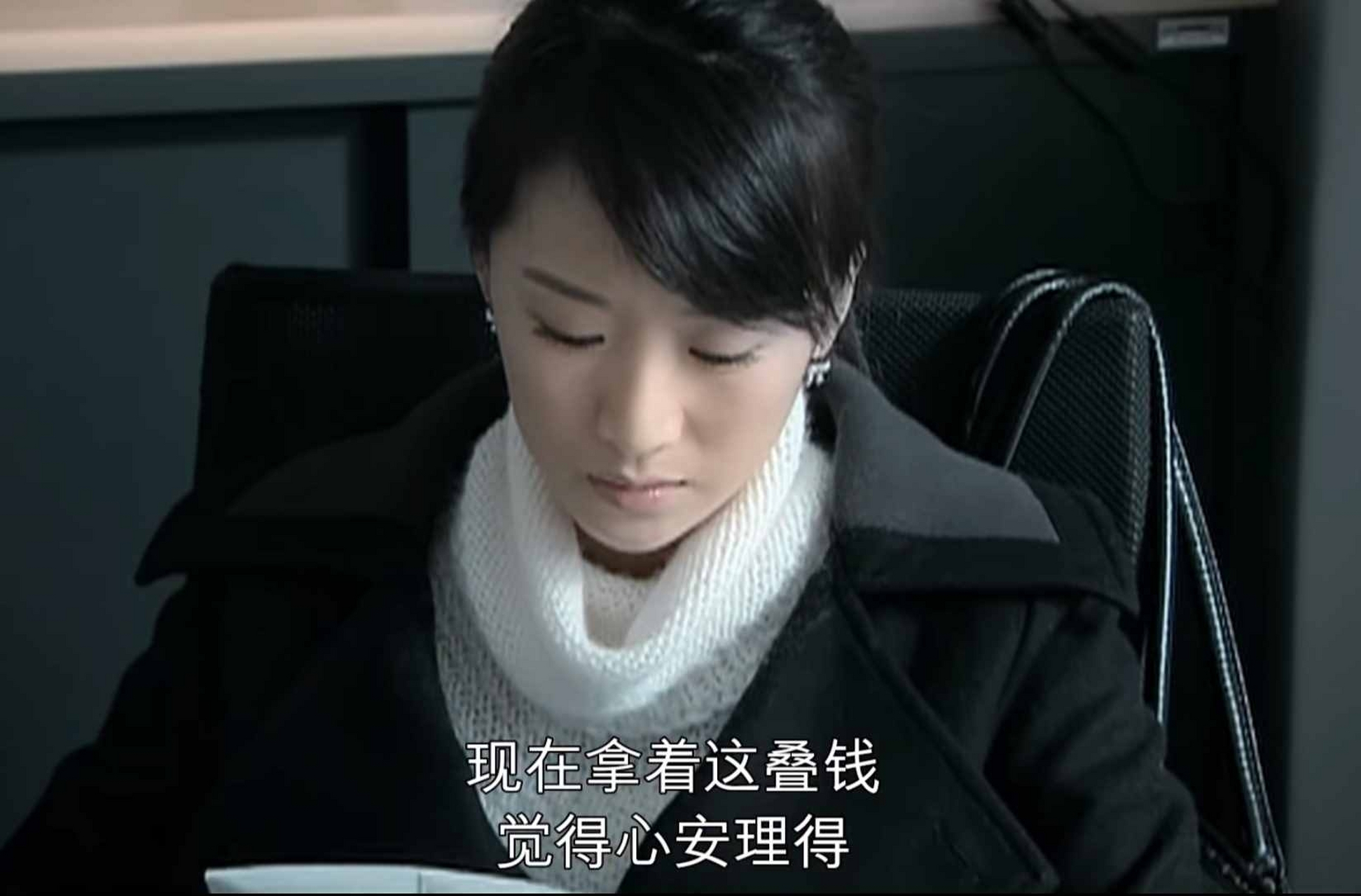 借了宋思明60000块,让海藻背上了感情债  电视剧《蜗居》里,海萍为了