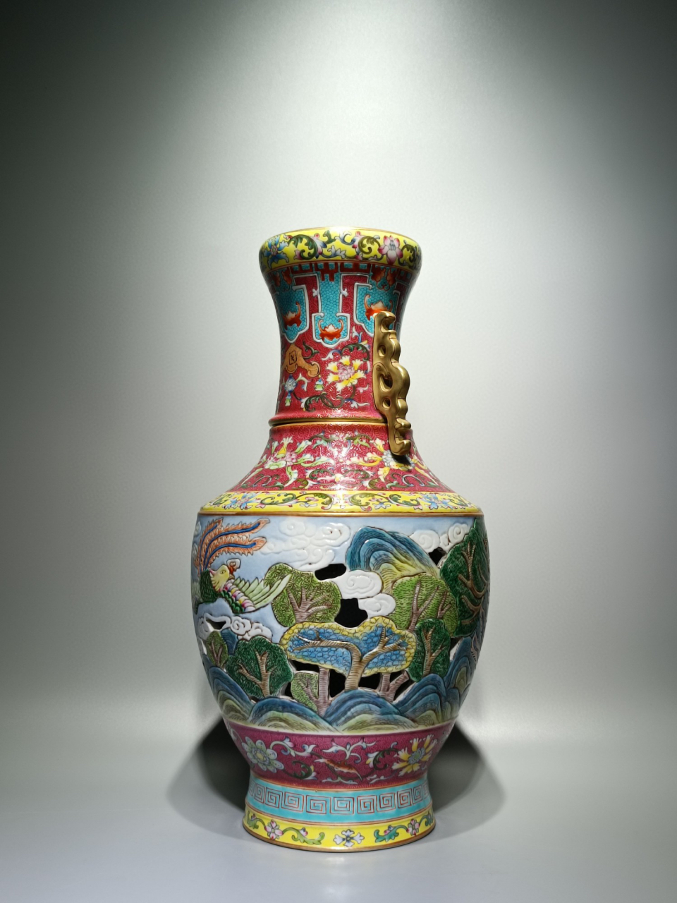 清乾隆款,粉彩胭脂红轧道镂空有凤来仪套瓶 高:43cm宽:22cm