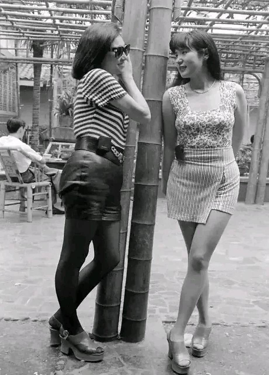 这是1994年成都市两位美女腰带佩戴bp机的照片.