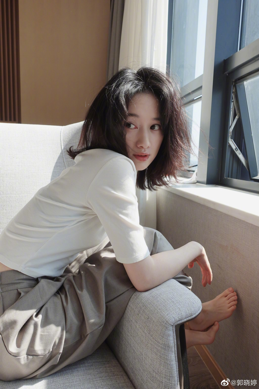 演员郭晓婷光脚拍摄时尚杂志封面,2009年,郭晓婷因出演古装玄幻剧