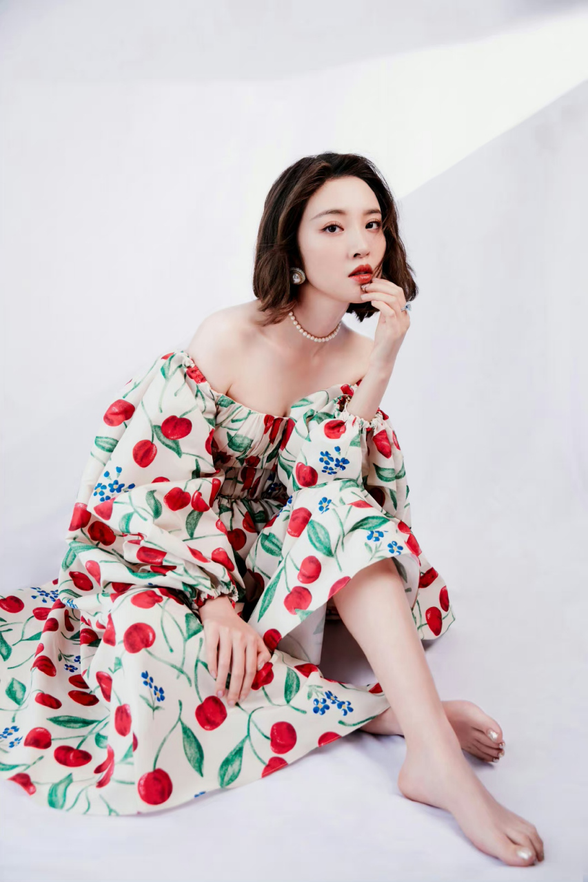 唐艺昕# 雪肤玉貌的容颜,窈窕曼妙的身材,丰满傲人的事业线,性感妖娆