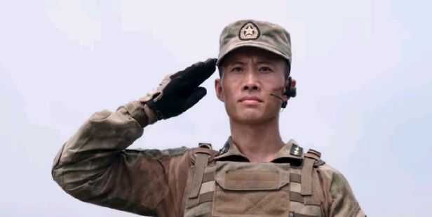 战狼:龙小云25岁已是正团级中校?吴京没把军衔搞明白,闹了乌龙