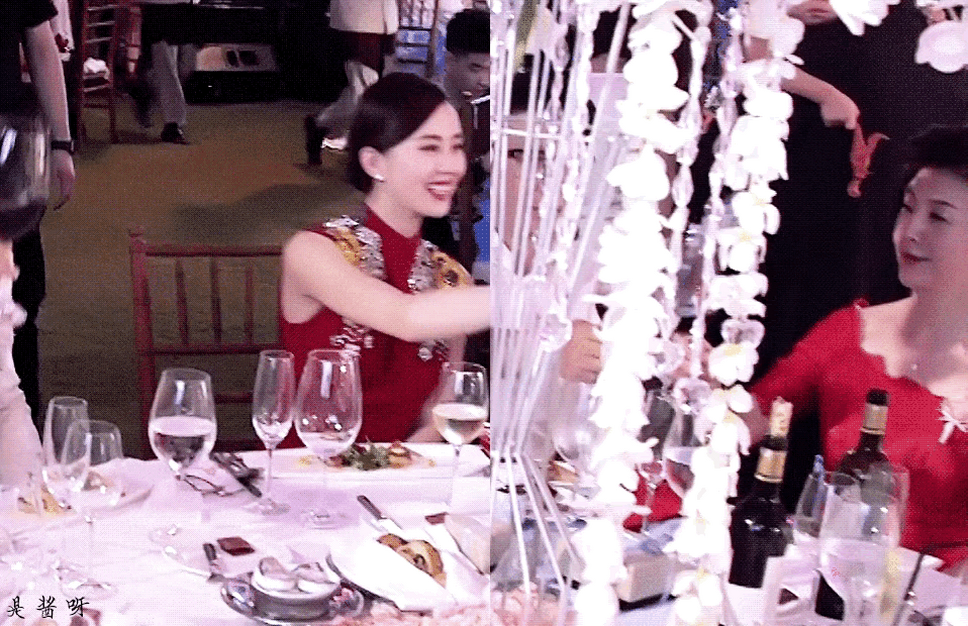 刘诗诗当年在巴厘岛举办婚礼时穿的这套红色敬酒服,是真的很适合她呀