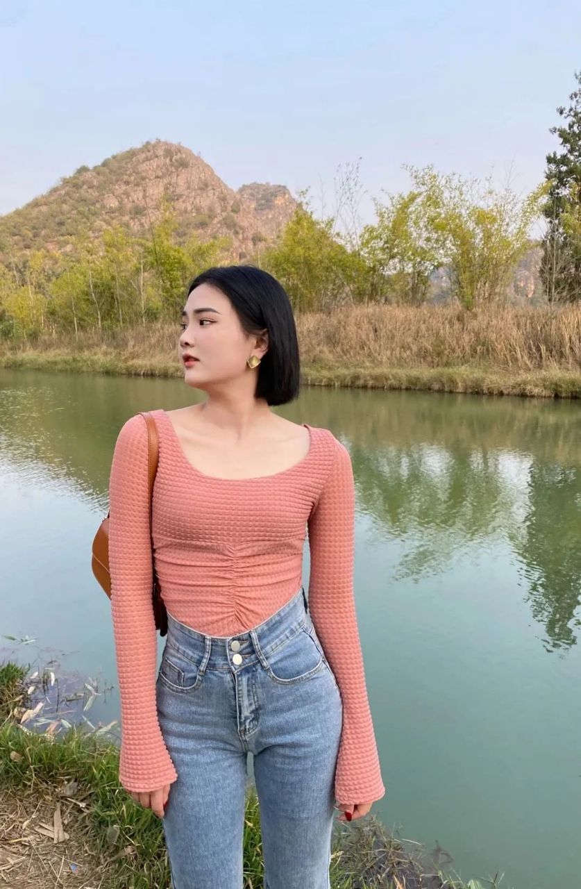 粉色上衣搭配紧身牛仔裤,显材又显气质