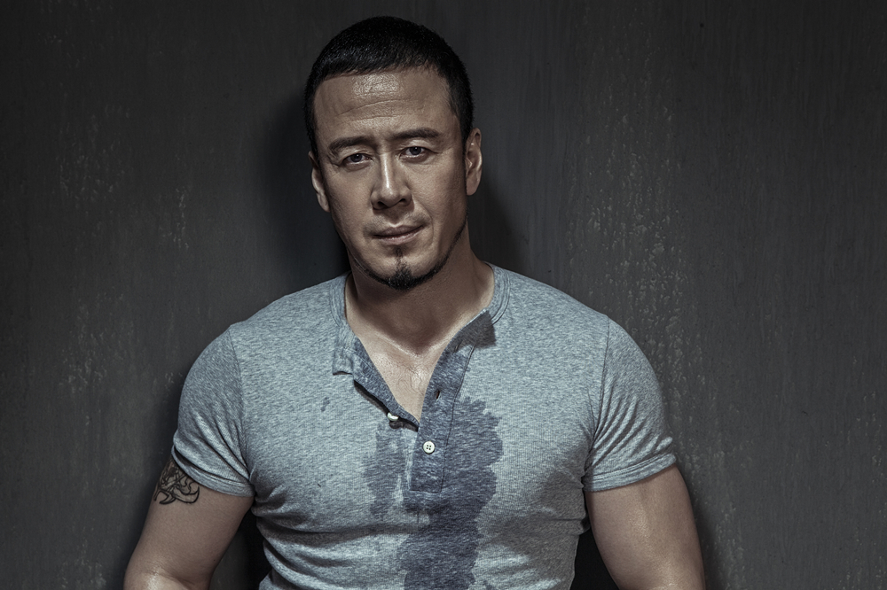 杨坤近照流出,不受舆论影响,独自开豪车外出仍然非常潇洒