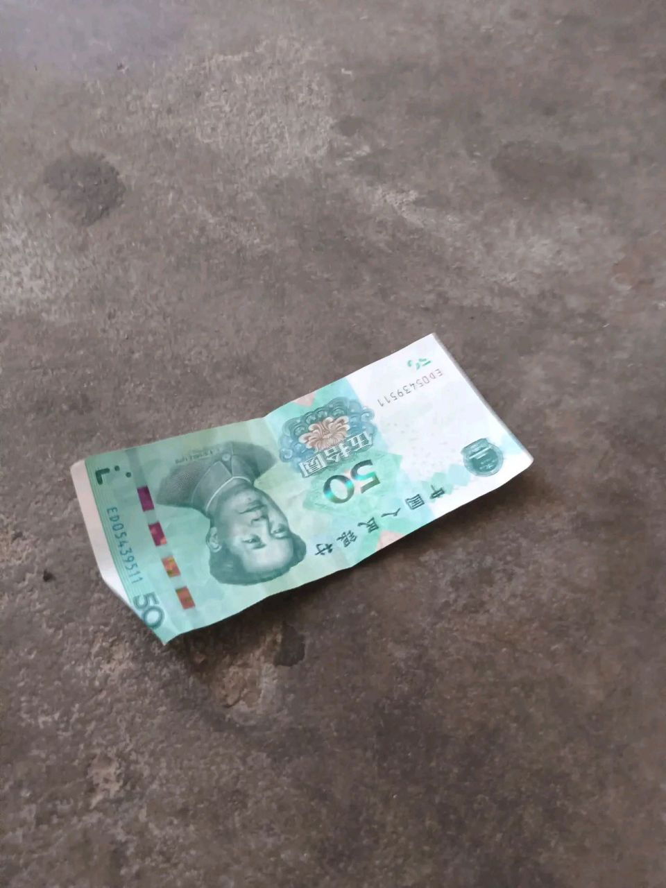 上次捡到钱的时候还是在十几年前,是在上班的路上捡到了100块钱的.